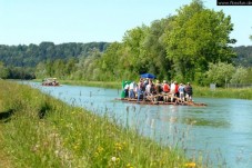 Floßfahrt auf der Loisach und der Isar im Raum München (Deutschland)