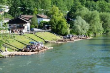 Floßfahrt auf der Loisach und der Isar im Raum München (Deutschland)
