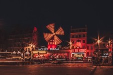 Eiffelturm, Dinner-Kreuzfahrt und Moulin-Rouge-Show für zwei Personen